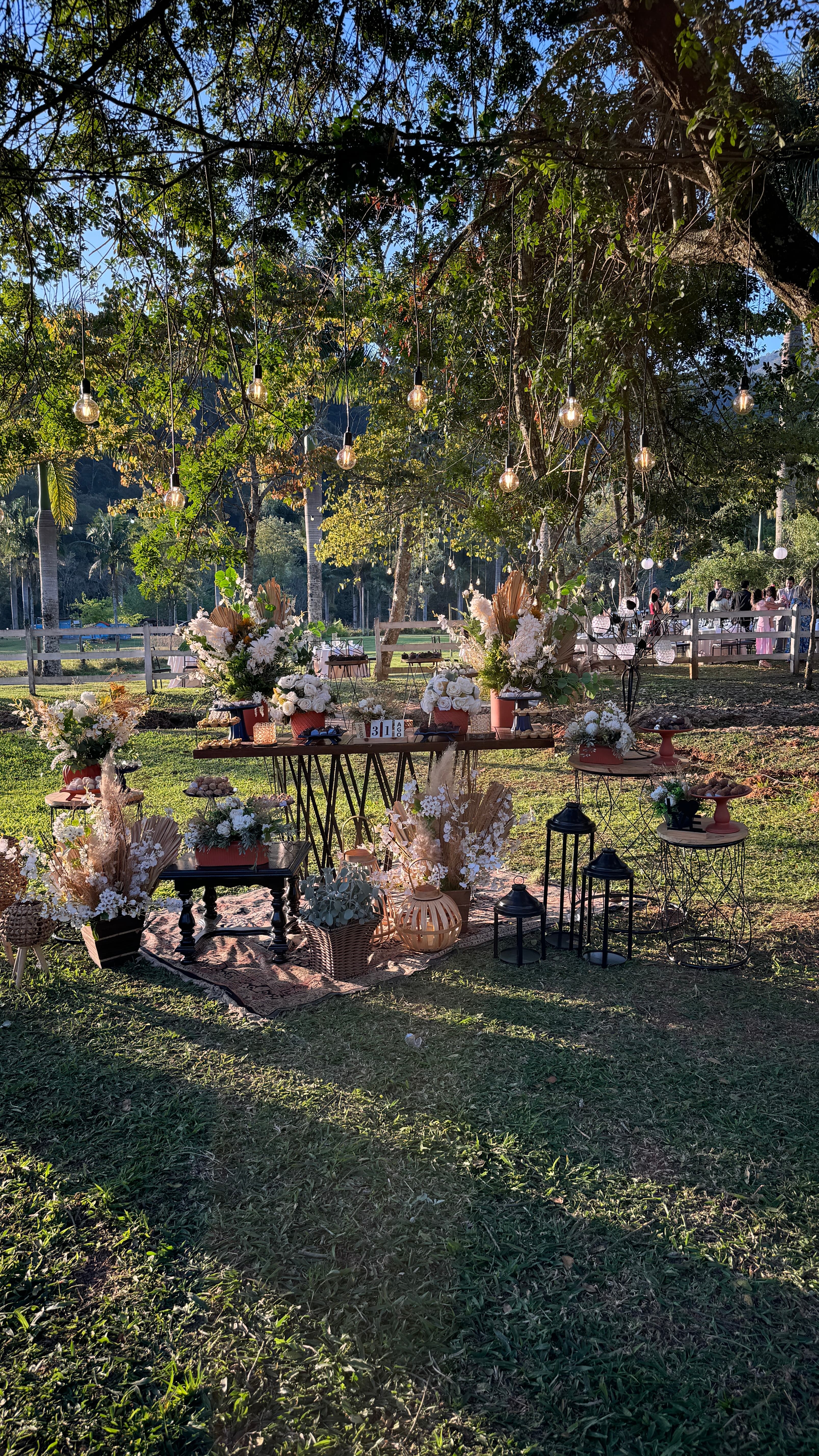 Decoração de casamento ao ar livre com flores e arranjos